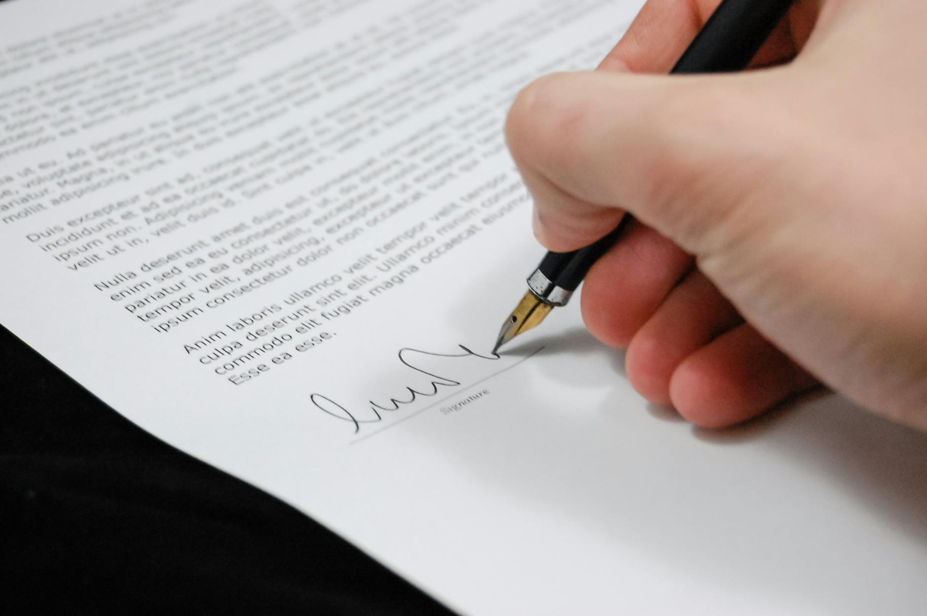 Currency Clauses in Commercial Contracts: What UK Businesses Need to Know