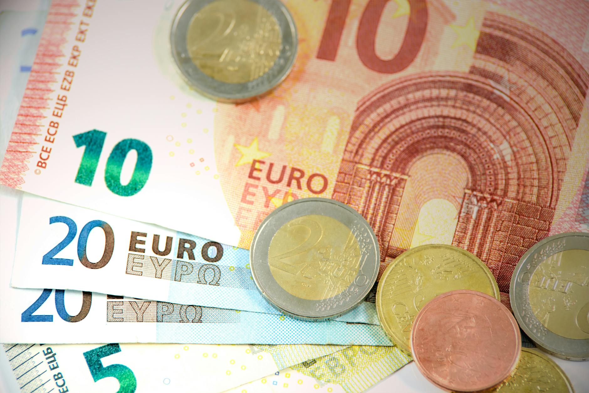 UK Food & Beverage Importer FX Strategy 2026: EUR Forward Contracts & Seasonal Hedging